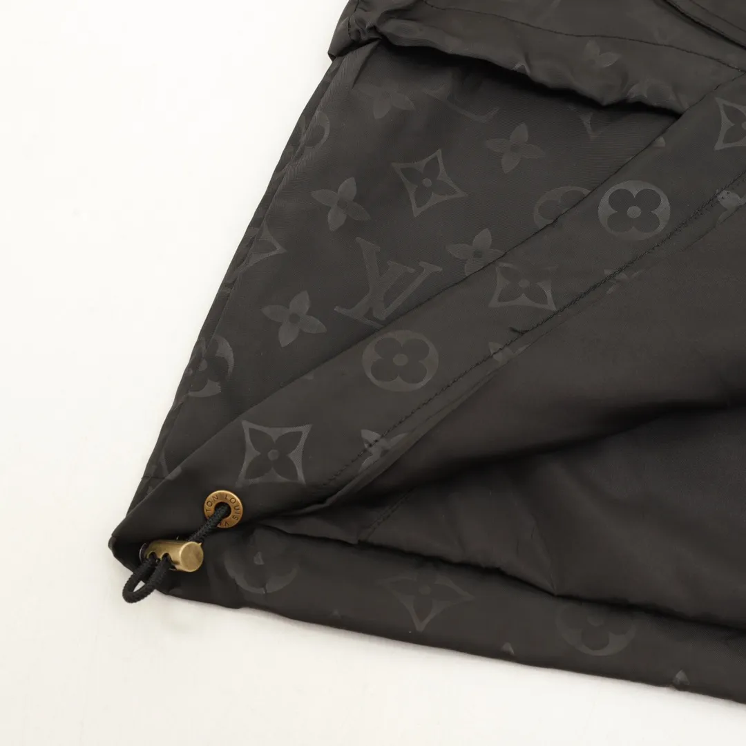 🅿️570 Louis Vuitton/Louis Vuitton All-over Printed Presbyopic Workwear Pocket Windbreaker Zipper Jacket Purchase the original version and have it printed immediately. The fabric is made of custom densely spun technical fabric that is light and thin, and the upper body is silky and breathable. Infrared positioning cutting, workwear-style windbreaker design, the upper body is invincible and versatile. All details are customized and developed, and all hardware and accessories are restored to ZP. Size：XS-L